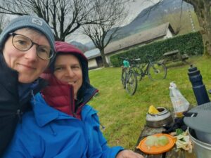 Abendessen kochen für unsere erste Nacht im Zelt auf dieser Tour.