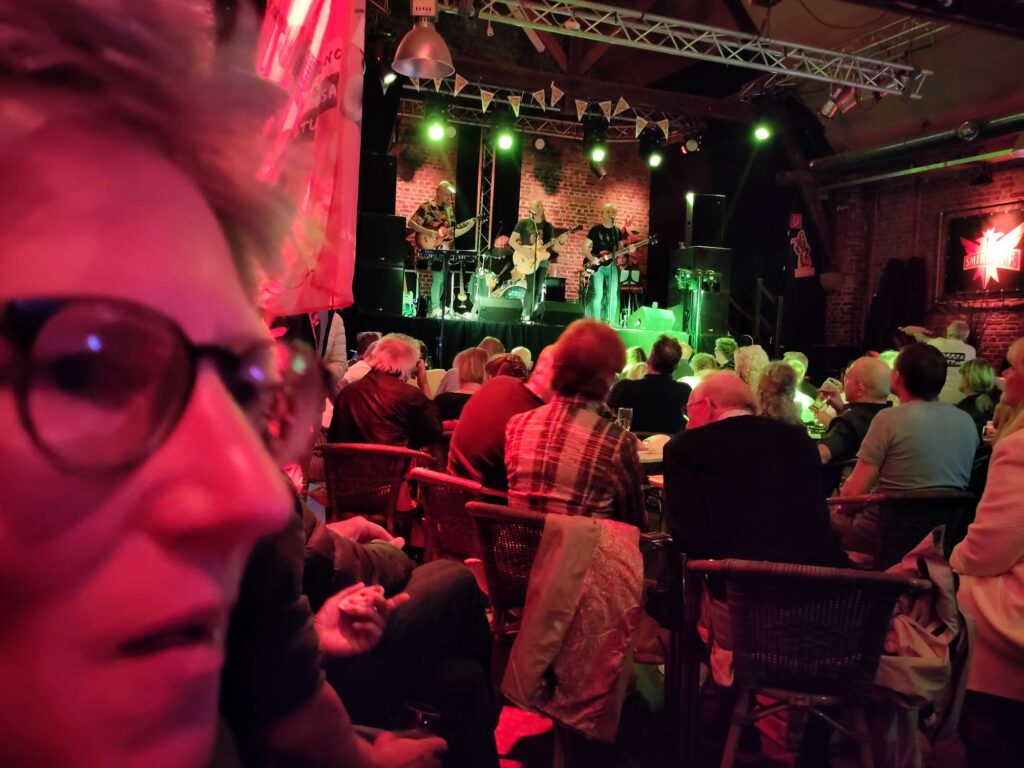 Abends bei Yanas Arbeit, diesmal ein Rockkonzert